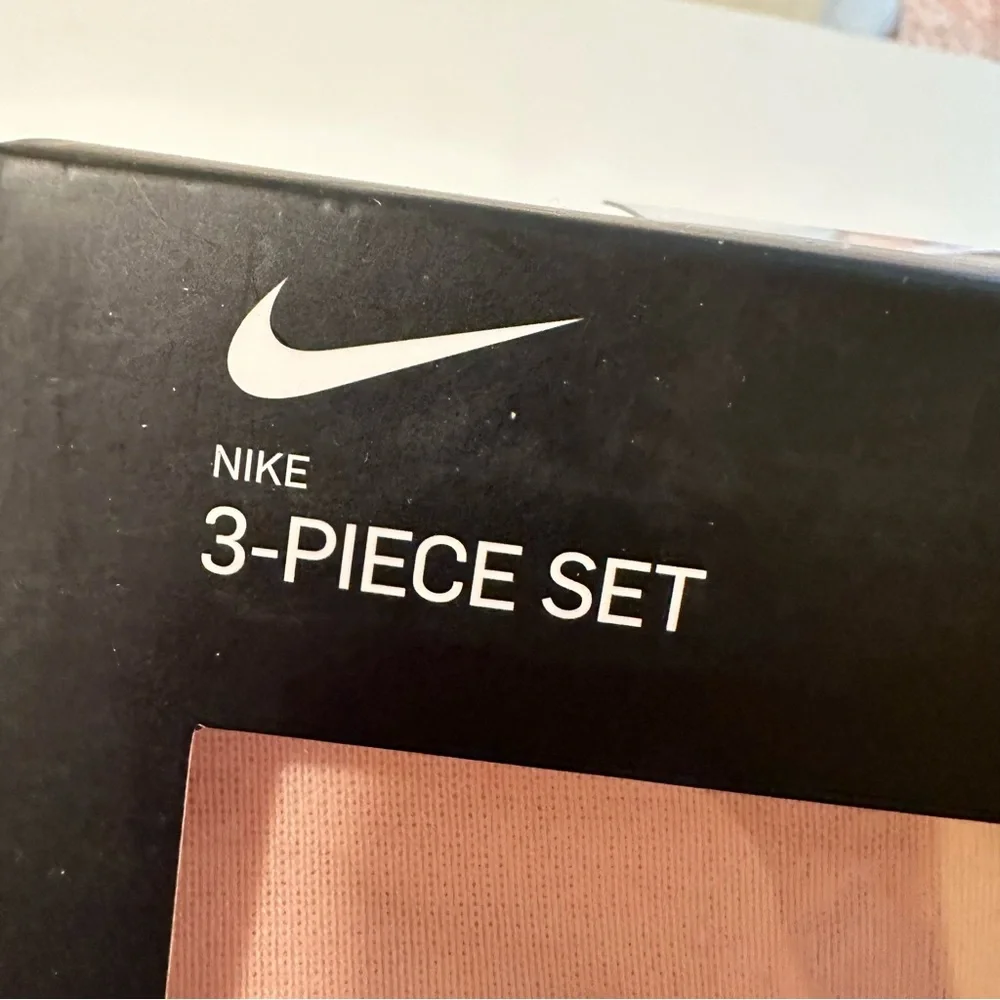 Nike Baby Gift Set - Picture 5 of 6